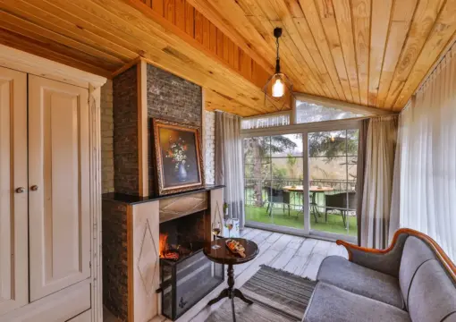 Nehir Manzaralı ve Şömineli Köşe Oda