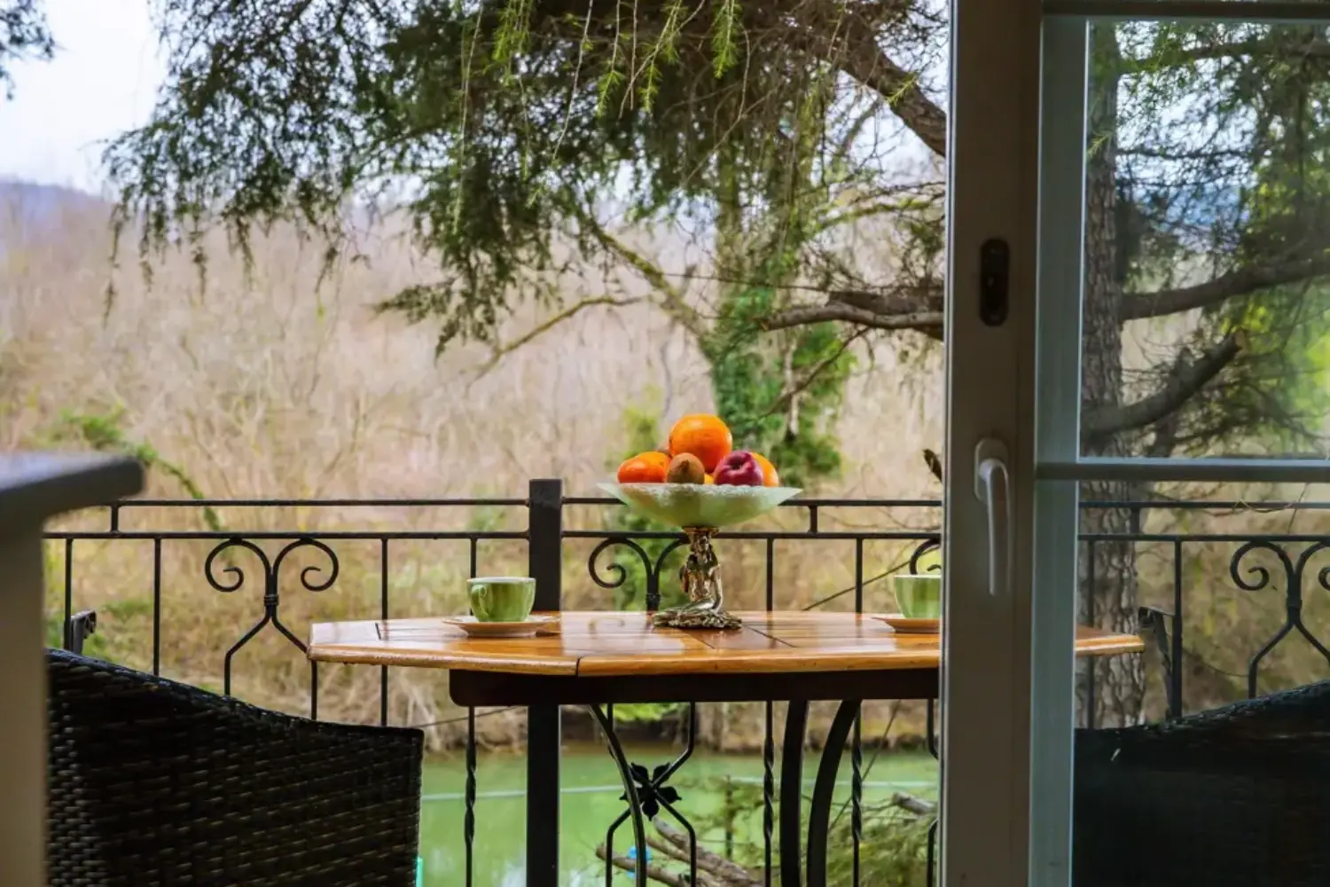 Nehir Manzaralı ve Şömineli Köşe Oda