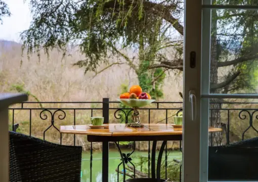 Nehir Manzaralı ve Şömineli Köşe Oda