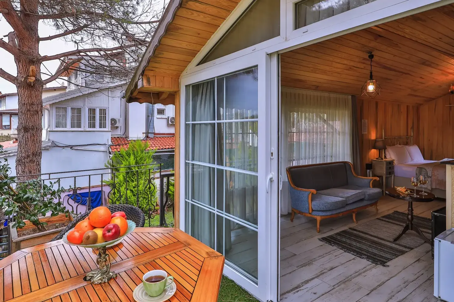 Nehir Manzaralı ve Şömineli Köşe Oda