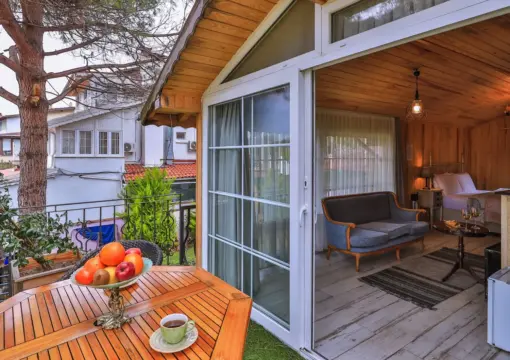 Nehir Manzaralı ve Şömineli Köşe Oda