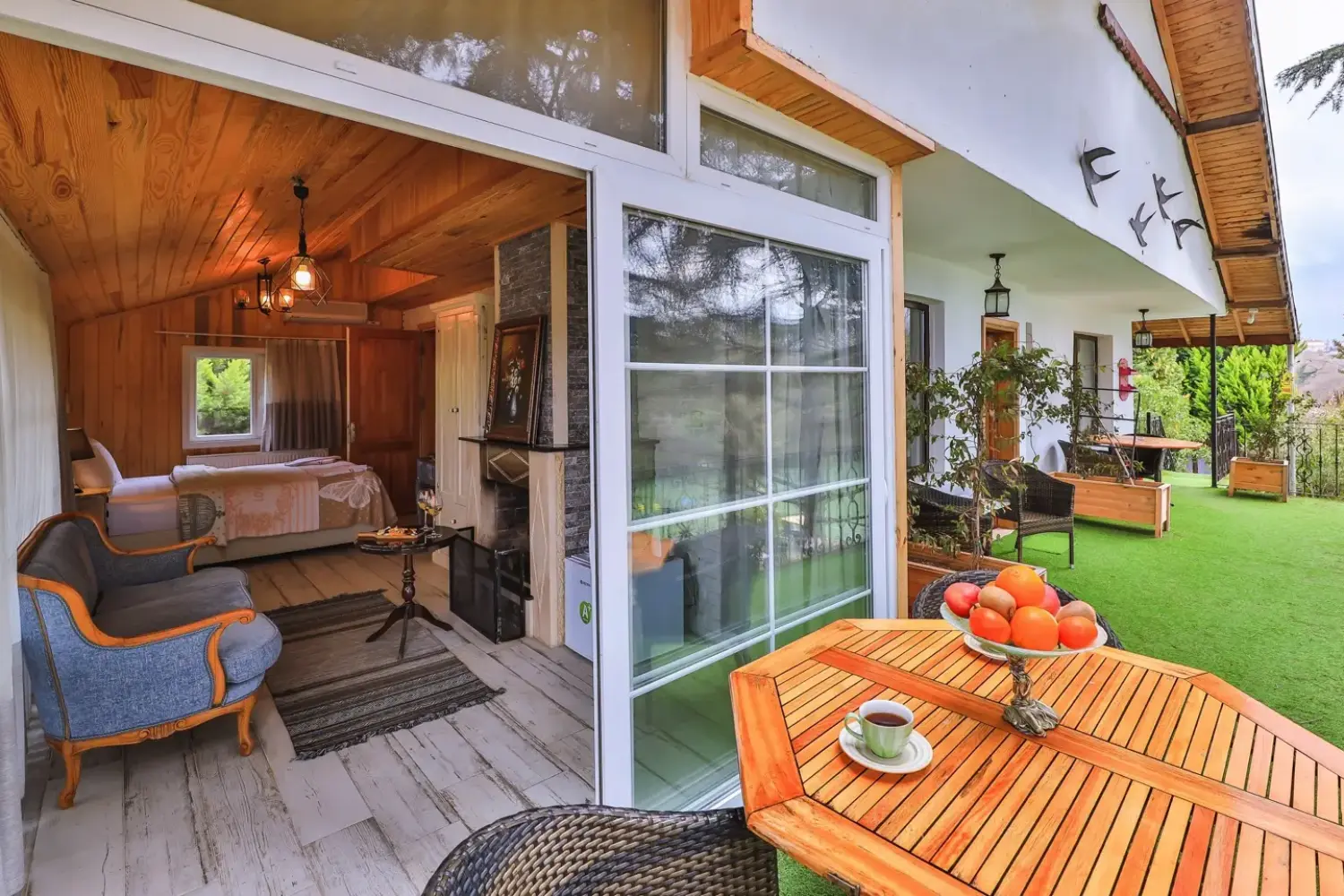 Nehir Manzaralı ve Şömineli Köşe Oda