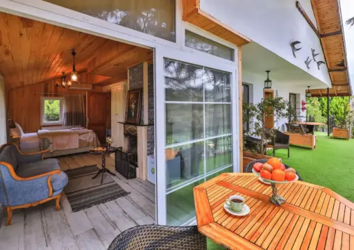 Nehir Manzaralı ve Şömineli Köşe Oda