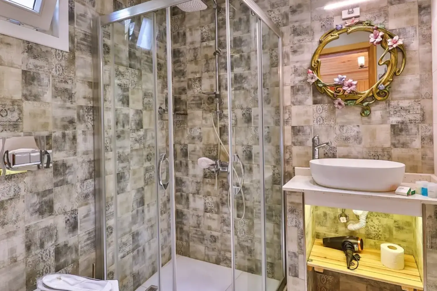 Nehir Manzaralı ve Şömineli Köşe Oda