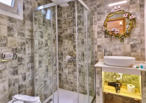 Nehir Manzaralı ve Şömineli Köşe Oda